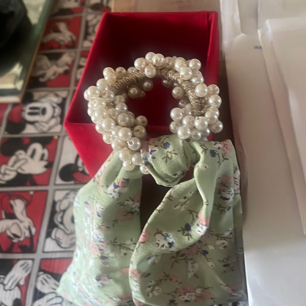 Ponytail holder w pearls and scarf